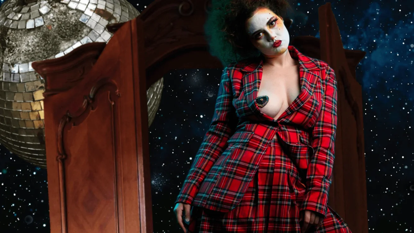 un-hinged: a closeted cabaret